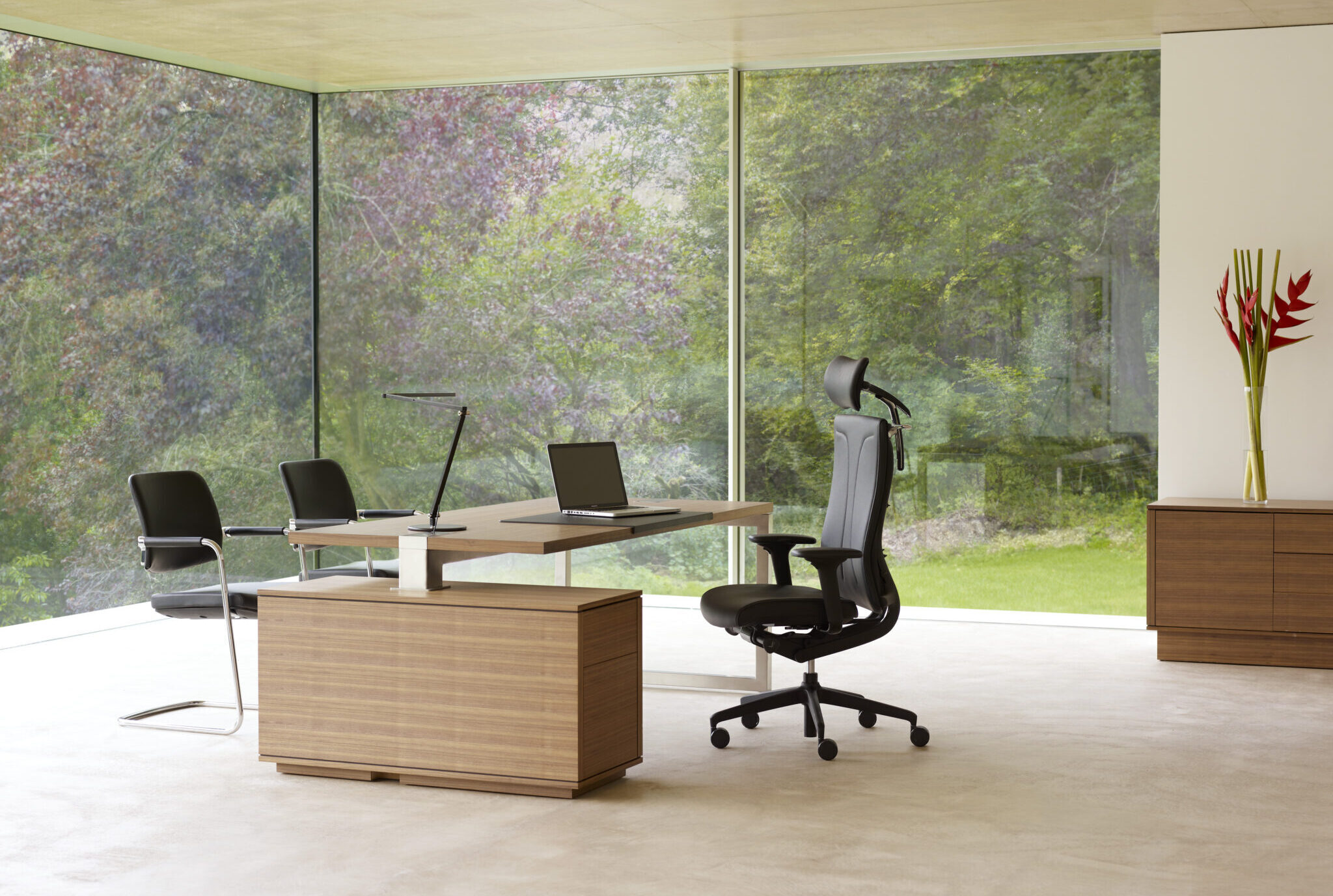 Senator kantoormeubelen bureau - werkplek Den Haag Heering Office