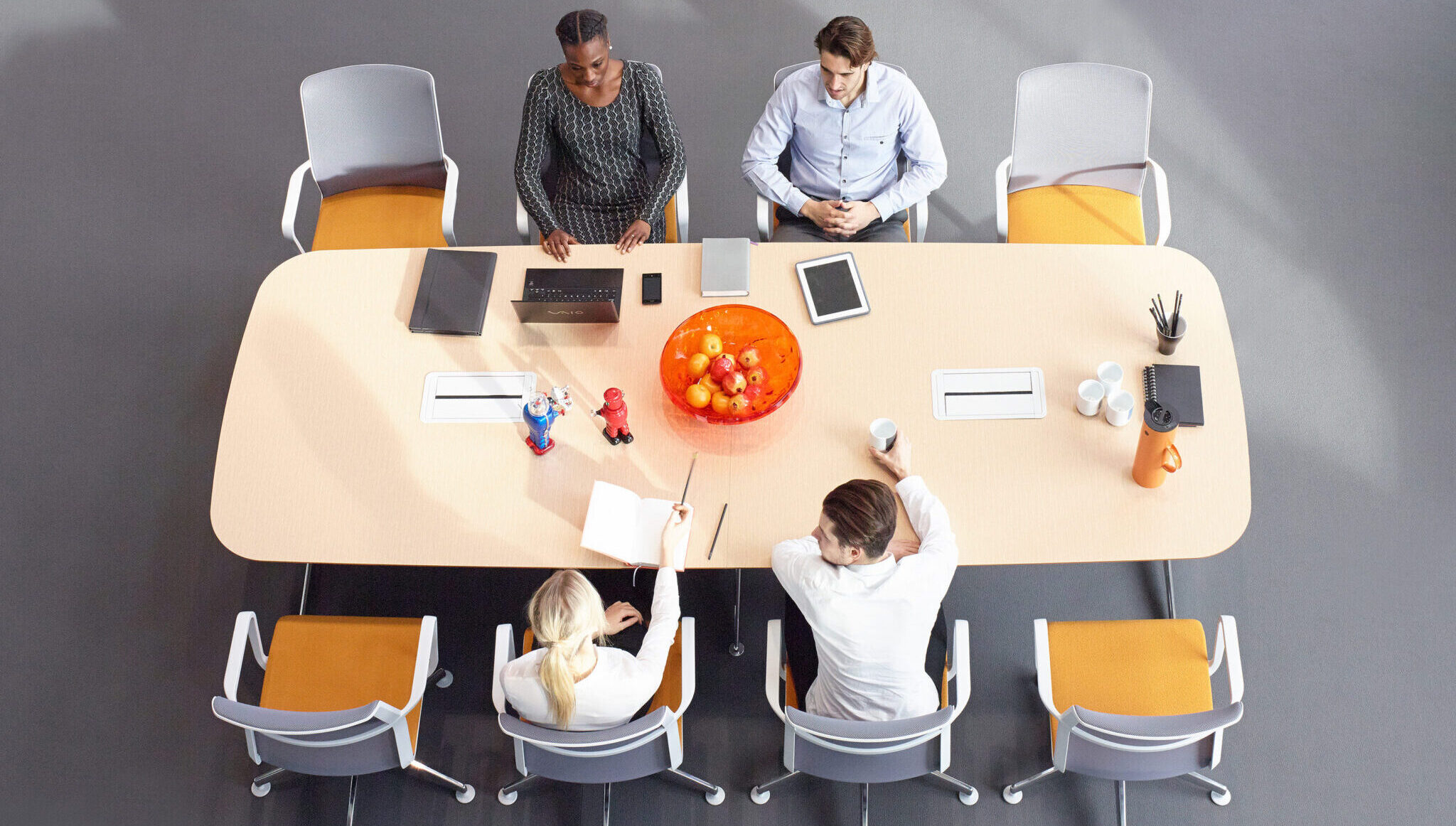 Senator kantoormeubelen Den Haag vergadertafel - conferentiestoelen Heering Office