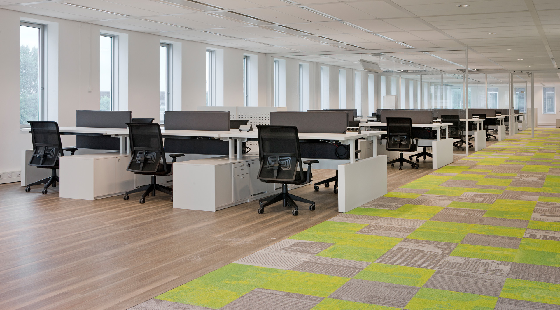 Vepa kantoormeubelen Den Haag kantoorinrichting - werkplek Heering Office