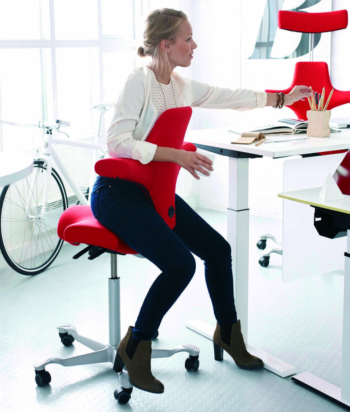 HÅG Capisco kantoorinrichting - kantoormeubelen Den Haag Heering en Vingerling