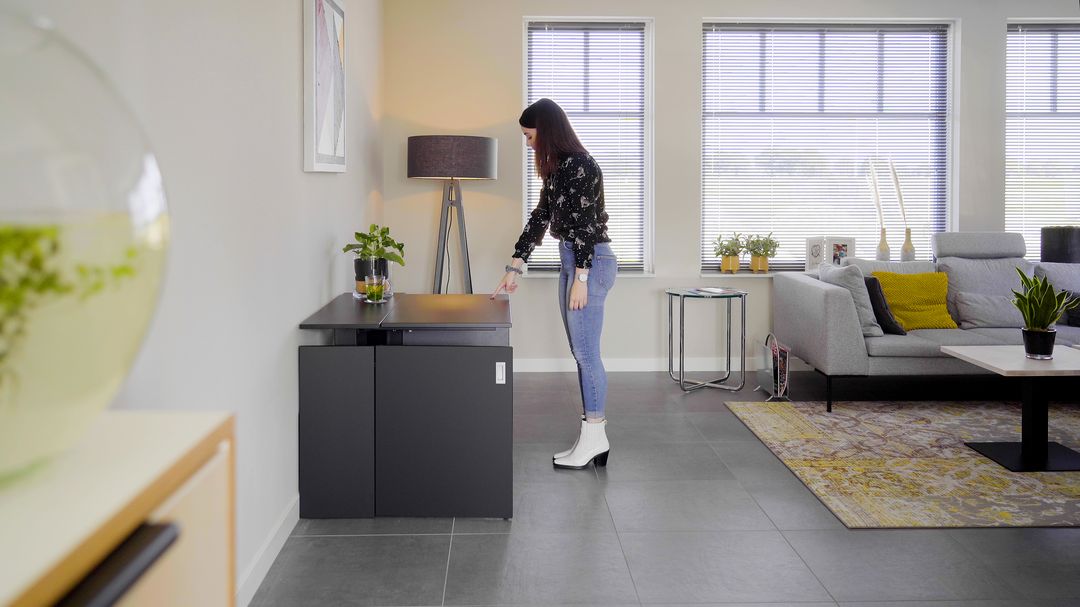 Zit-sta thuiswerkplek opgeborgen in een kast Heering Office Den Haag