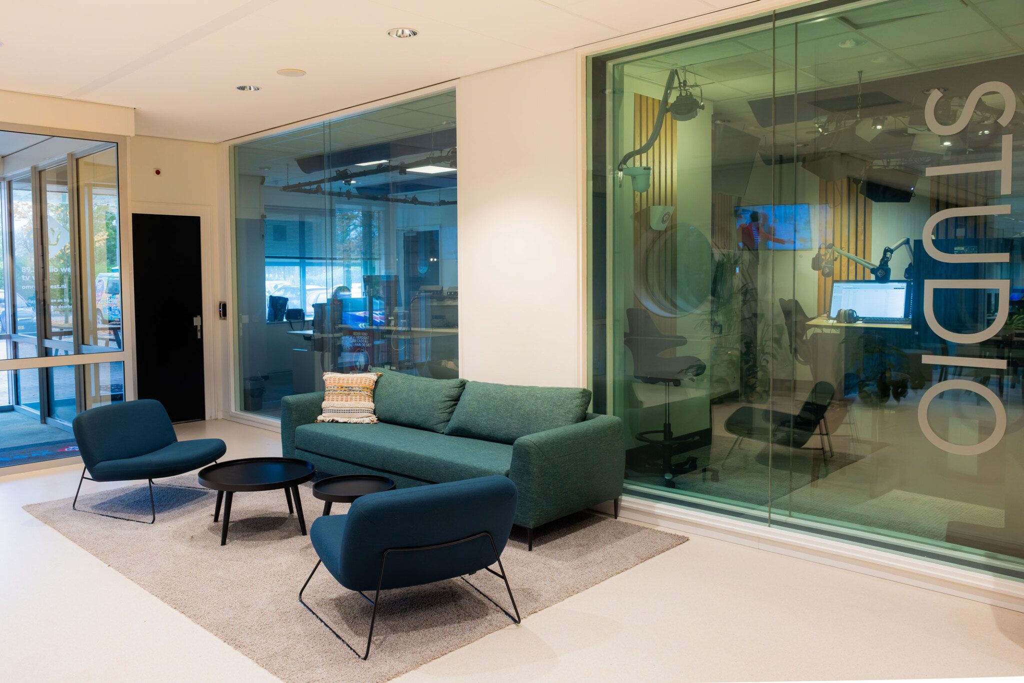 Omroep West bij Vingerling Kantoor Naaldwijk