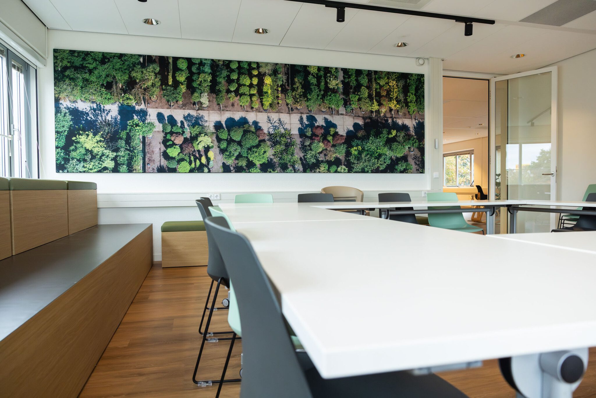 Omroep West bij Vingerling Kantoor Naaldwijk