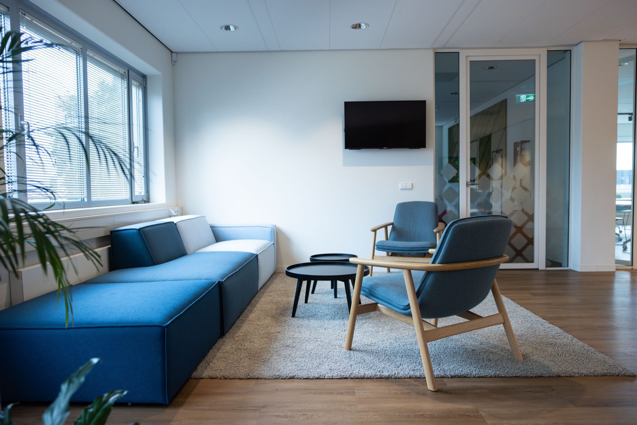 Omroep West bij Vingerling Kantoor Naaldwijk