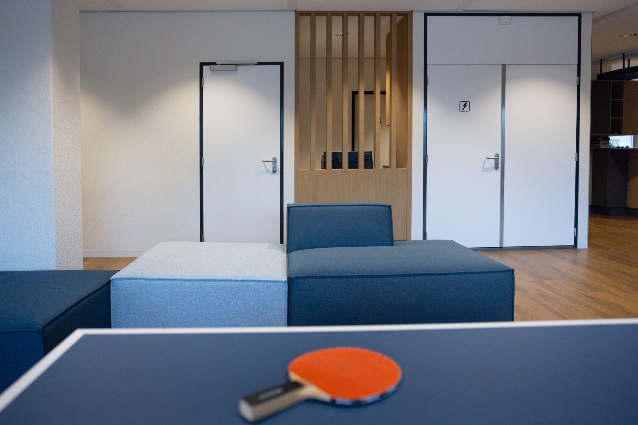 Omroep West bij Vingerling Kantoor Naaldwijk