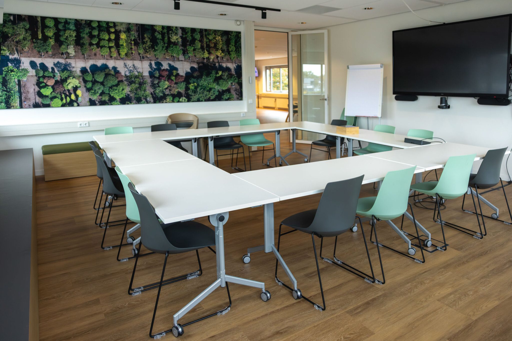 Omroep West bij Vingerling Kantoor Naaldwijk