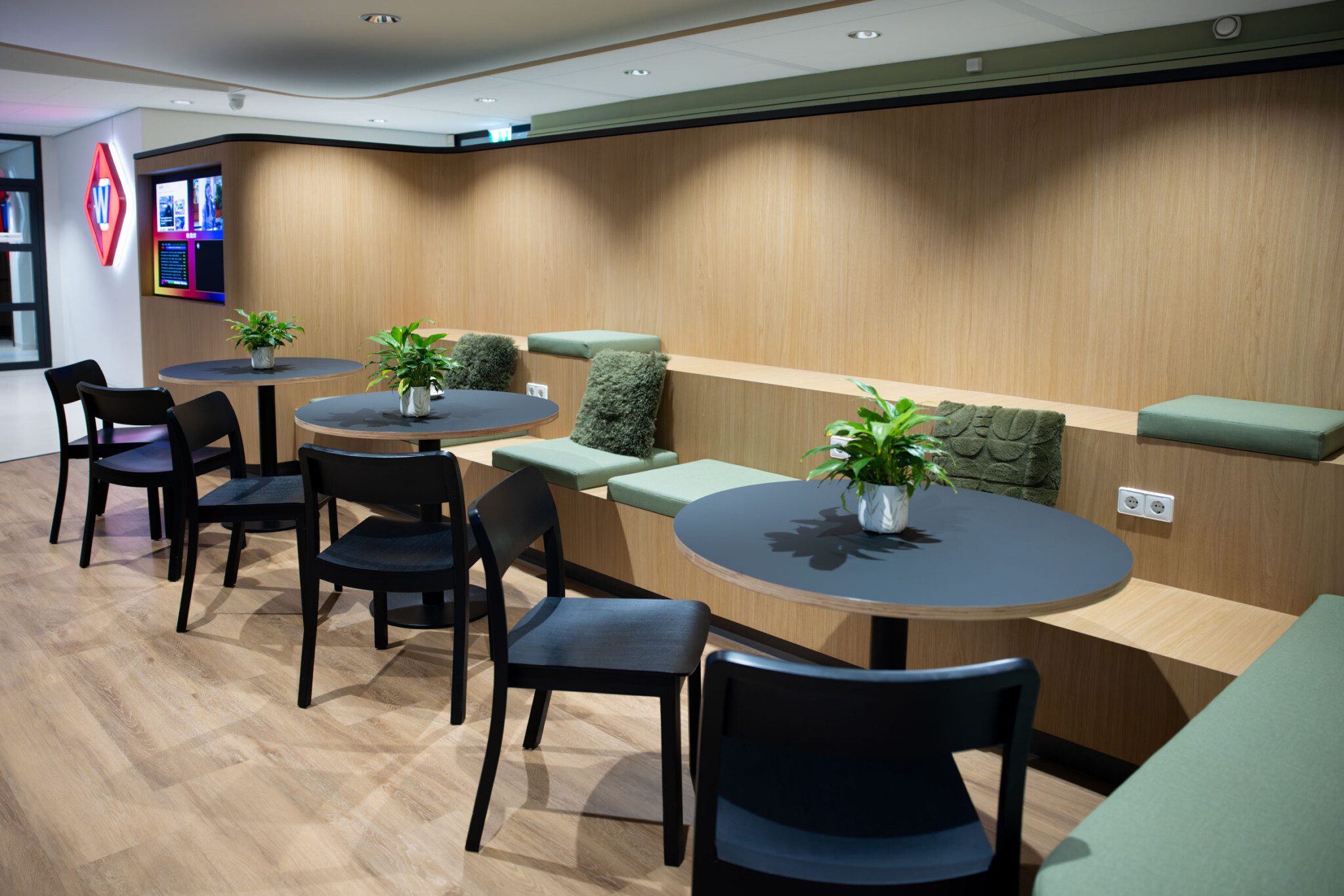 Omroep West bij Vingerling Kantoor Naaldwijk